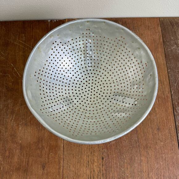 VTG Metal aluminum Footed Colander Strainer Rustic Farmhouse Kitchen Bowl Decor - Picture 2 of 6